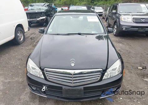 2010 Mercedes-Benz C 300 z USA, uszkodzony, nr VIN WDDGF8BB9AF454536